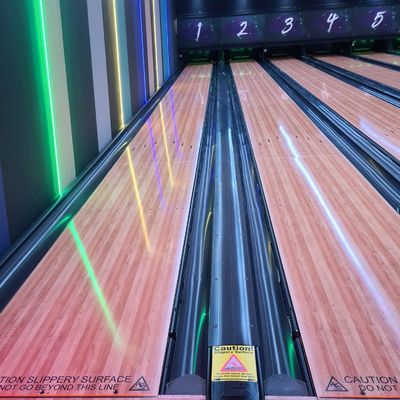Tenpin Bowling String Pinspotter Machine avec voie synthétique et modèle imprimé au laser